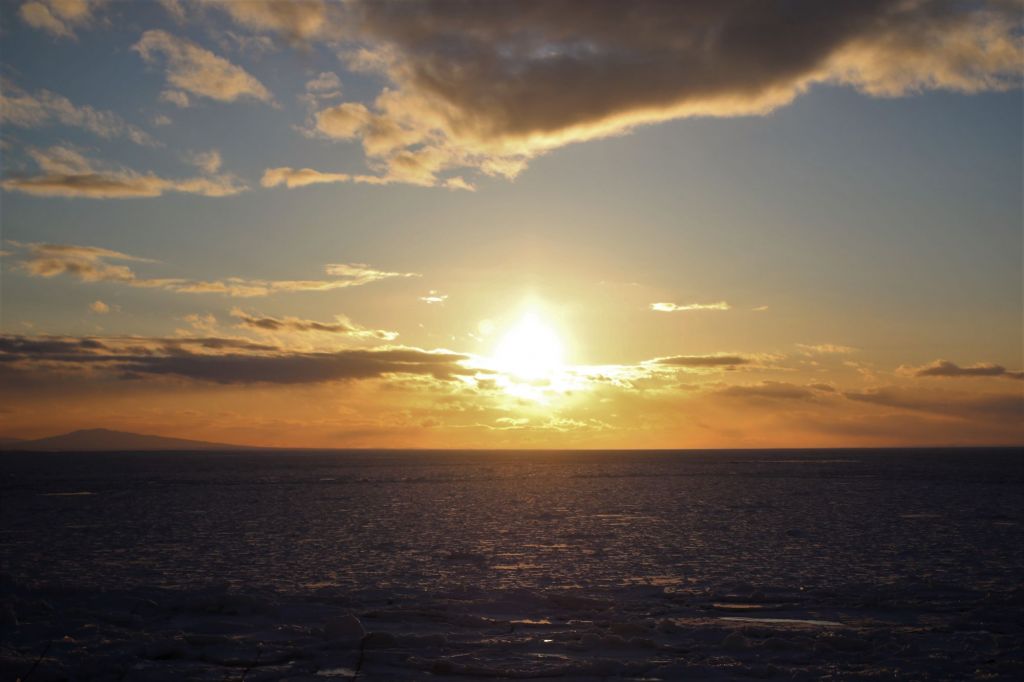 別日に撮影した夕陽と流氷